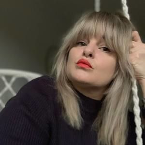 Meet your Posher, Adrienne